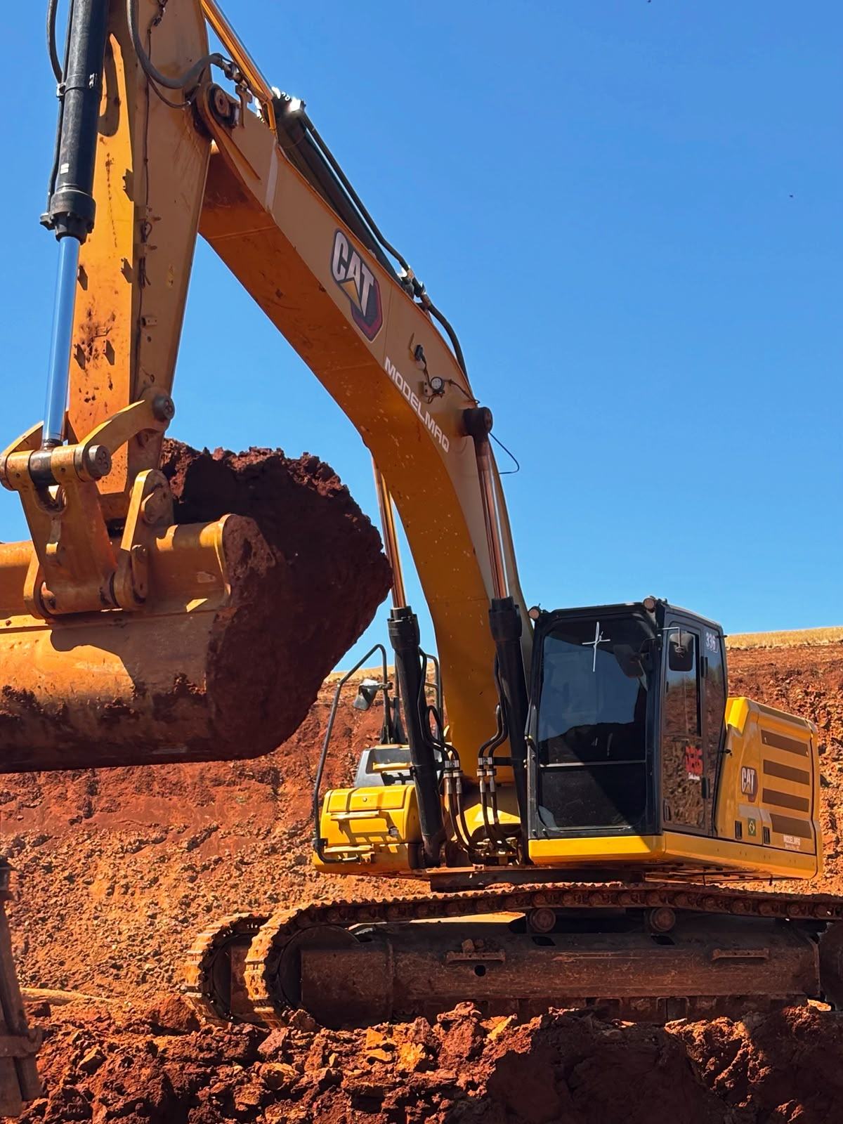 Escavadeira hidráulica CAT 336 da MODELMAQ escavando solo