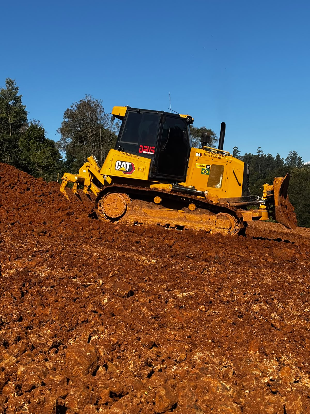 Trator de esteira CAT D4 da MODELMAQ trabalhando em aterro