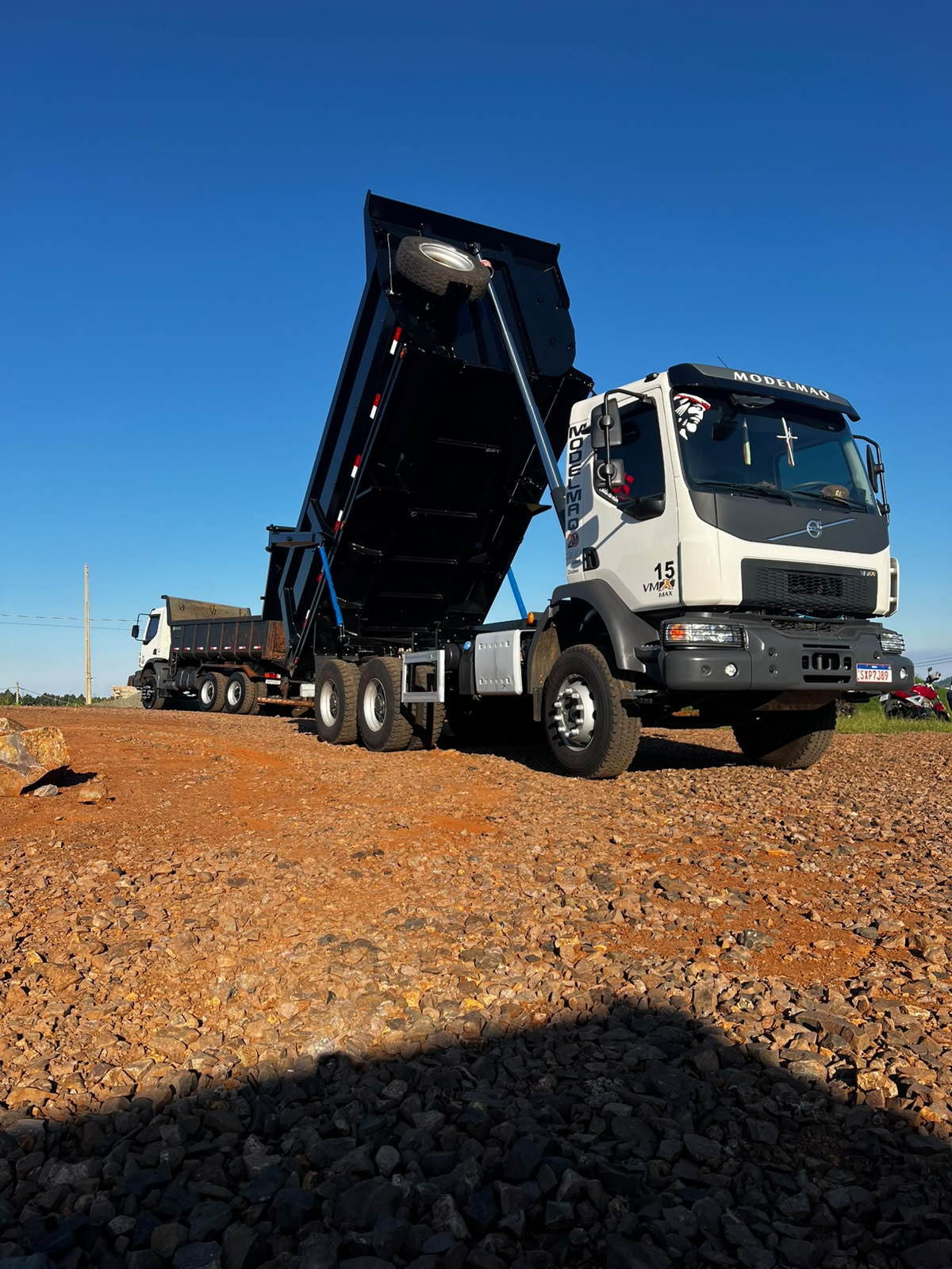 Caminhão-caçamba da MODELMAQ com caçamba levantada