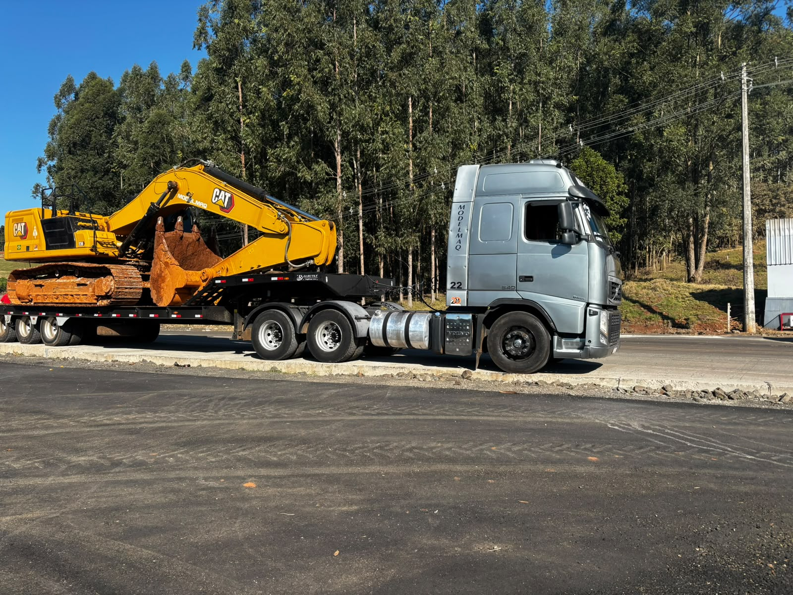 Carreta-prancha da MODELMAQ transportando escavadeira hidráulica