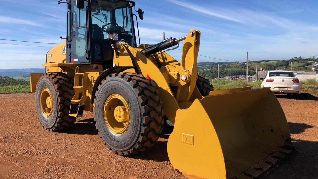 Carregadeira CAT 920K da MODELMAQ em pátio de obra